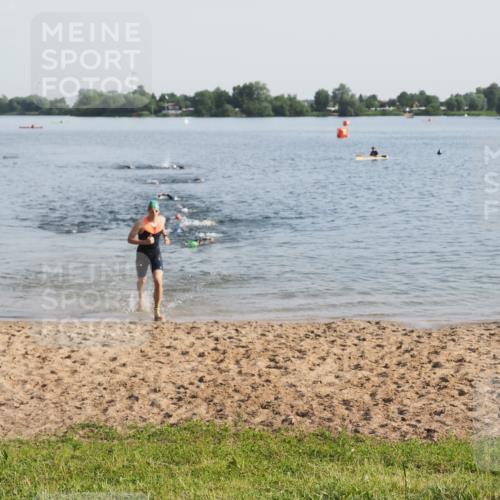 21.06.2025 - 27. Vierlanden-Triathlon MichiJ http://msf.ph/oto/7976441 15.06.2026 08:43:38 Schwimmen 32, 65, 74 meine-sportfotos.de