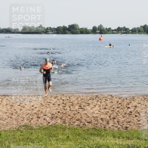 21.06.2025 - 27. Vierlanden-Triathlon MichiJ http://msf.ph/oto/7976444 15.06.2026 08:43:39 Schwimmen 32, 65, 74 meine-sportfotos.de