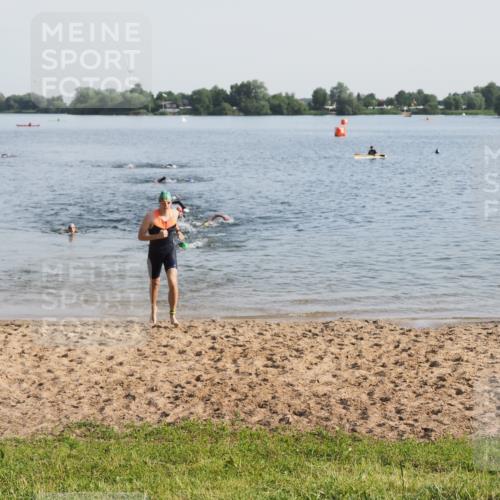 21.06.2025 - 27. Vierlanden-Triathlon MichiJ http://msf.ph/oto/7976448 15.06.2026 08:43:39 Schwimmen 32, 65, 74 meine-sportfotos.de