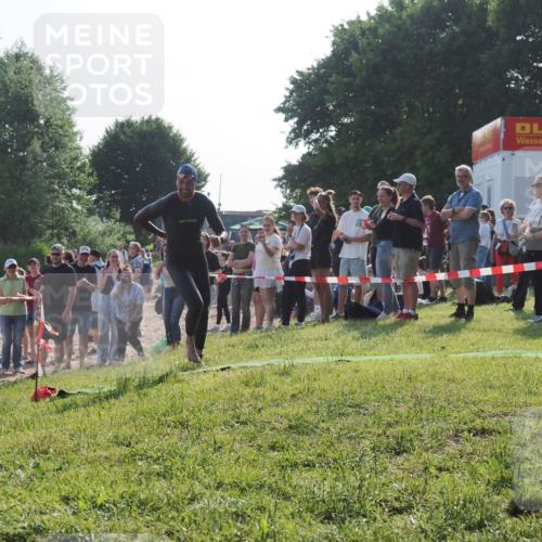 15.06.2025 - 27. Vierlanden-Triathlon KatJ http://msf.ph/oto/7976462 15.06.2025 08:33:19 Schwimmen 15, 61 meine-sportfotos.de