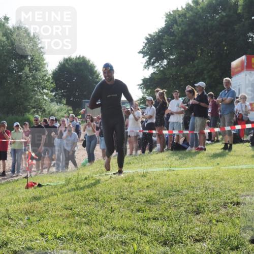 15.06.2025 - 27. Vierlanden-Triathlon KatJ http://msf.ph/oto/7976471 15.06.2025 08:33:19 Schwimmen 15, 61 meine-sportfotos.de