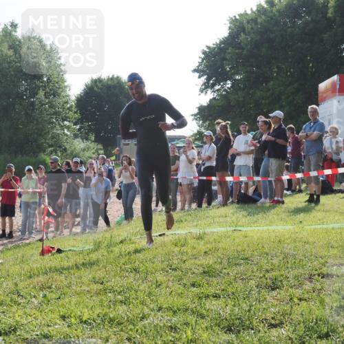 15.06.2025 - 27. Vierlanden-Triathlon KatJ http://msf.ph/oto/7976481 15.06.2025 08:33:19 Schwimmen 15, 61 meine-sportfotos.de