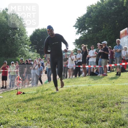 15.06.2025 - 27. Vierlanden-Triathlon KatJ http://msf.ph/oto/7976485 15.06.2025 08:33:20 Schwimmen 61 meine-sportfotos.de