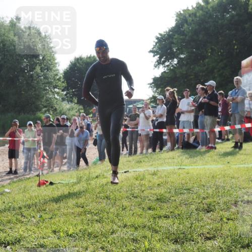 15.06.2025 - 27. Vierlanden-Triathlon KatJ http://msf.ph/oto/7976489 15.06.2025 08:33:20 Schwimmen 61 meine-sportfotos.de