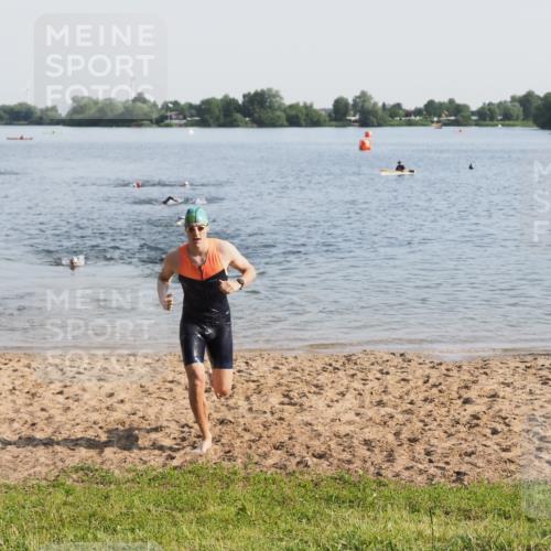 21.06.2025 - 27. Vierlanden-Triathlon MichiJ http://msf.ph/oto/7976492 15.06.2026 08:43:41 Schwimmen 32, 65, 74 meine-sportfotos.de