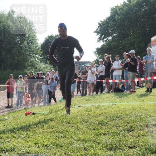 15.06.2025 - 27. Vierlanden-Triathlon KatJ http://msf.ph/oto/7976494 15.06.2025 08:33:20 Schwimmen 61 meine-sportfotos.de