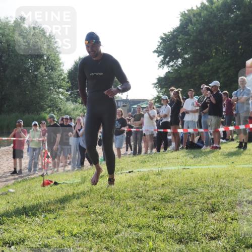 15.06.2025 - 27. Vierlanden-Triathlon KatJ http://msf.ph/oto/7976498 15.06.2025 08:33:20 Schwimmen 61 meine-sportfotos.de