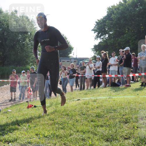 15.06.2025 - 27. Vierlanden-Triathlon KatJ http://msf.ph/oto/7976507 15.06.2025 08:33:20 Schwimmen 61 meine-sportfotos.de