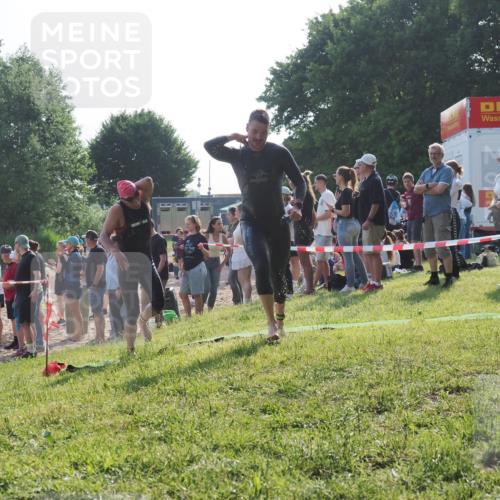 15.06.2025 - 27. Vierlanden-Triathlon KatJ http://msf.ph/oto/7976546 15.06.2025 08:34:04 Schwimmen 49, 78 meine-sportfotos.de