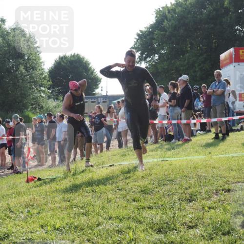 15.06.2025 - 27. Vierlanden-Triathlon KatJ http://msf.ph/oto/7976551 15.06.2025 08:34:04 Schwimmen 49, 78 meine-sportfotos.de