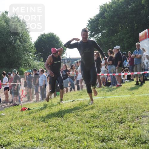 15.06.2025 - 27. Vierlanden-Triathlon KatJ http://msf.ph/oto/7976556 15.06.2025 08:34:04 Schwimmen 49, 78 meine-sportfotos.de