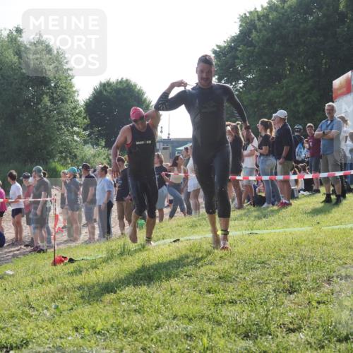 15.06.2025 - 27. Vierlanden-Triathlon KatJ http://msf.ph/oto/7976559 15.06.2025 08:34:05 Schwimmen 49, 78 meine-sportfotos.de
