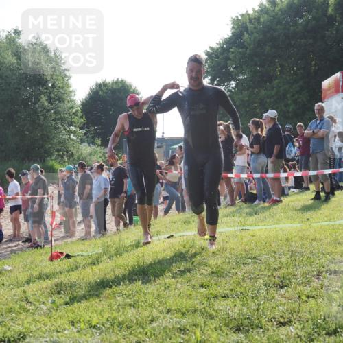 15.06.2025 - 27. Vierlanden-Triathlon KatJ http://msf.ph/oto/7976562 15.06.2025 08:34:05 Schwimmen 49, 78 meine-sportfotos.de