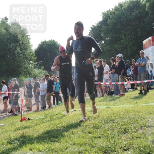 15.06.2025 - 27. Vierlanden-Triathlon KatJ http://msf.ph/oto/7976568 15.06.2025 08:34:05 Schwimmen 49, 78 meine-sportfotos.de