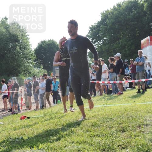 15.06.2025 - 27. Vierlanden-Triathlon KatJ http://msf.ph/oto/7976572 15.06.2025 08:34:05 Schwimmen 49, 78 meine-sportfotos.de