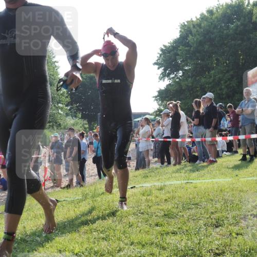 15.06.2025 - 27. Vierlanden-Triathlon KatJ http://msf.ph/oto/7976578 15.06.2025 08:34:06 Schwimmen 49, 78 meine-sportfotos.de