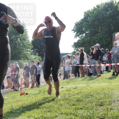 15.06.2025 - 27. Vierlanden-Triathlon KatJ http://msf.ph/oto/7976583 15.06.2025 08:34:06 Schwimmen 49, 78 meine-sportfotos.de