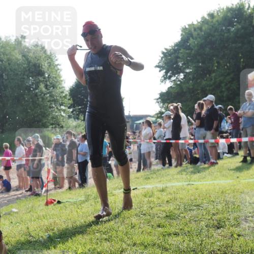 15.06.2025 - 27. Vierlanden-Triathlon KatJ http://msf.ph/oto/7976586 15.06.2025 08:34:06 Schwimmen 49, 78 meine-sportfotos.de
