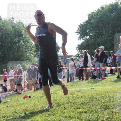 15.06.2025 - 27. Vierlanden-Triathlon KatJ http://msf.ph/oto/7976589 15.06.2025 08:34:06 Schwimmen 49, 78 meine-sportfotos.de
