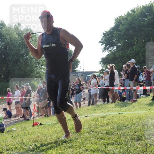 15.06.2025 - 27. Vierlanden-Triathlon KatJ http://msf.ph/oto/7976593 15.06.2025 08:34:06 Schwimmen 49, 78 meine-sportfotos.de
