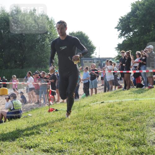 15.06.2025 - 27. Vierlanden-Triathlon KatJ http://msf.ph/oto/7976664 15.06.2025 08:34:27 Schwimmen 20 meine-sportfotos.de
