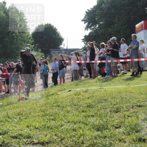 15.06.2025 - 27. Vierlanden-Triathlon KatJ http://msf.ph/oto/7976670 15.06.2025 08:34:35 Schwimmen 20, 88 meine-sportfotos.de