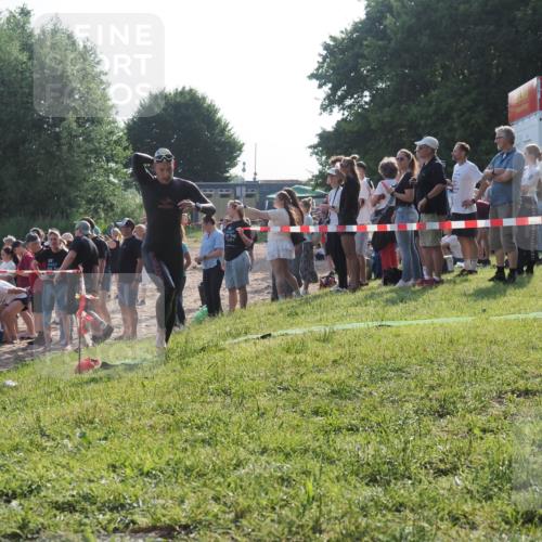 15.06.2025 - 27. Vierlanden-Triathlon KatJ http://msf.ph/oto/7976689 15.06.2025 08:34:35 Schwimmen 20, 88 meine-sportfotos.de