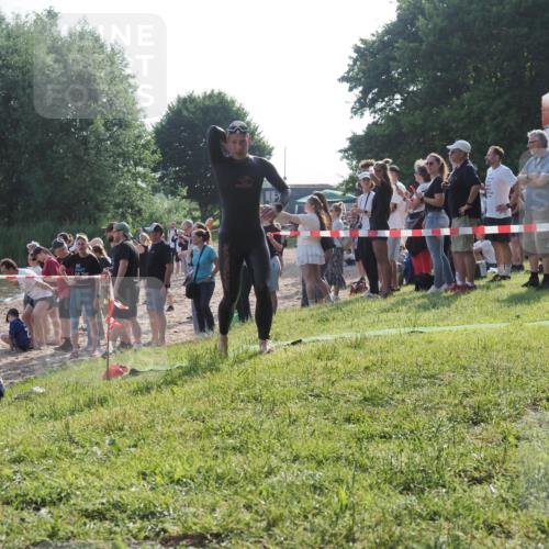 15.06.2025 - 27. Vierlanden-Triathlon KatJ http://msf.ph/oto/7976692 15.06.2025 08:34:36 Schwimmen 20, 88 meine-sportfotos.de