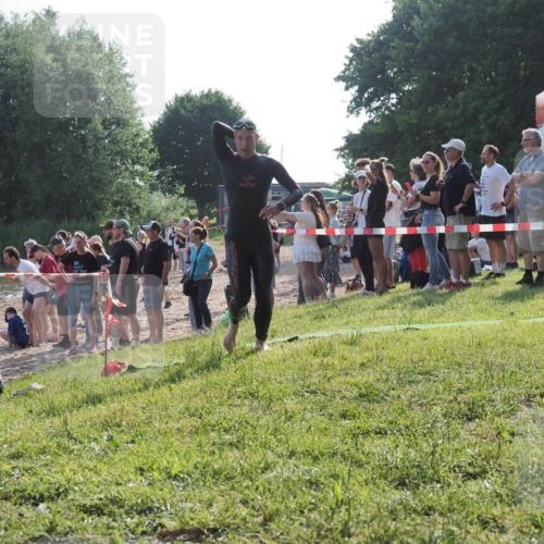 15.06.2025 - 27. Vierlanden-Triathlon KatJ http://msf.ph/oto/7976697 15.06.2025 08:34:36 Schwimmen 20, 88 meine-sportfotos.de