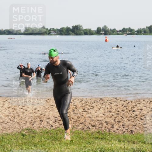21.06.2025 - 27. Vierlanden-Triathlon MichiJ http://msf.ph/oto/7976698 15.06.2026 08:43:51 Schwimmen 23, 84, 113 meine-sportfotos.de