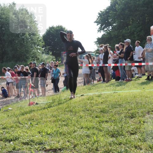 15.06.2025 - 27. Vierlanden-Triathlon KatJ http://msf.ph/oto/7976703 15.06.2025 08:34:36 Schwimmen 20, 88 meine-sportfotos.de