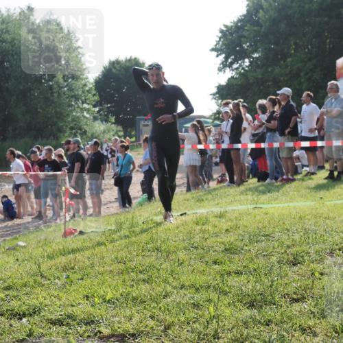 15.06.2025 - 27. Vierlanden-Triathlon KatJ http://msf.ph/oto/7976708 15.06.2025 08:34:36 Schwimmen 20, 88 meine-sportfotos.de