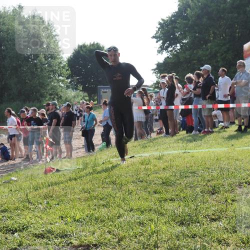 15.06.2025 - 27. Vierlanden-Triathlon KatJ http://msf.ph/oto/7976714 15.06.2025 08:34:36 Schwimmen 20, 88 meine-sportfotos.de