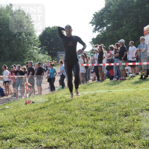 15.06.2025 - 27. Vierlanden-Triathlon KatJ http://msf.ph/oto/7976719 15.06.2025 08:34:36 Schwimmen 20, 88 meine-sportfotos.de