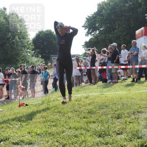 15.06.2025 - 27. Vierlanden-Triathlon KatJ http://msf.ph/oto/7976730 15.06.2025 08:34:37 Schwimmen 88 meine-sportfotos.de
