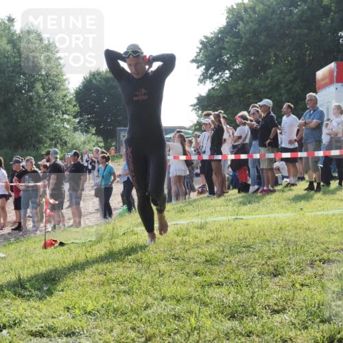 15.06.2025 - 27. Vierlanden-Triathlon KatJ http://msf.ph/oto/7976742 15.06.2025 08:34:37 Schwimmen 88 meine-sportfotos.de