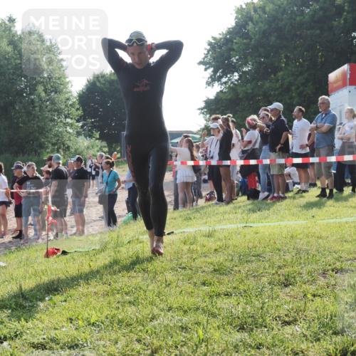 15.06.2025 - 27. Vierlanden-Triathlon KatJ http://msf.ph/oto/7976747 15.06.2025 08:34:37 Schwimmen 88 meine-sportfotos.de