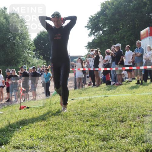 15.06.2025 - 27. Vierlanden-Triathlon KatJ http://msf.ph/oto/7976751 15.06.2025 08:34:37 Schwimmen 88 meine-sportfotos.de