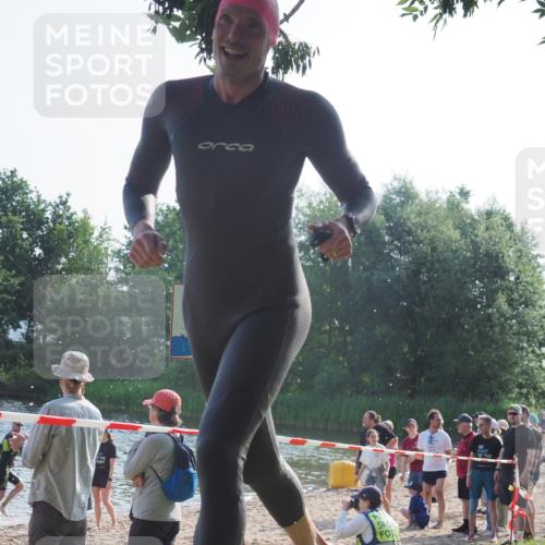 15.06.2025 - 27. Vierlanden-Triathlon KatJ http://msf.ph/oto/7976785 15.06.2025 08:34:48 Schwimmen 46, 124 meine-sportfotos.de