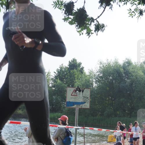 15.06.2025 - 27. Vierlanden-Triathlon KatJ http://msf.ph/oto/7976794 15.06.2025 08:34:48 Schwimmen 46, 124 meine-sportfotos.de