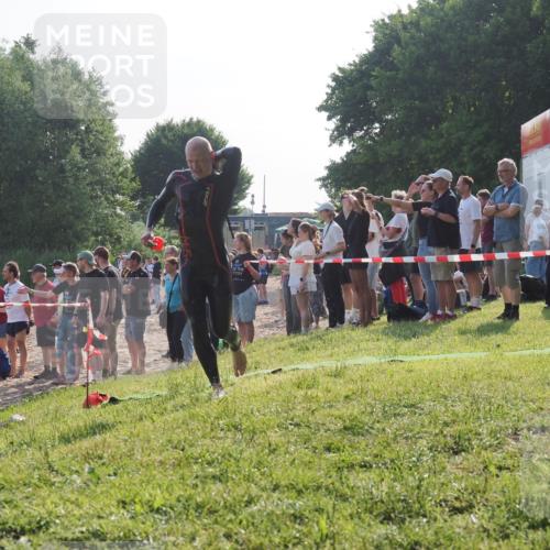 15.06.2025 - 27. Vierlanden-Triathlon KatJ http://msf.ph/oto/7976819 15.06.2025 08:34:52 Schwimmen 46, 124, 149 meine-sportfotos.de