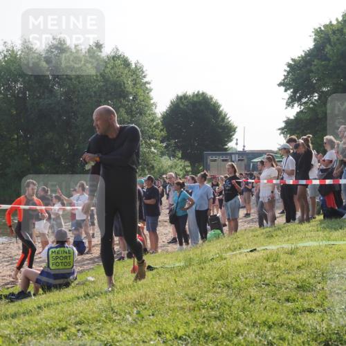 15.06.2025 - 27. Vierlanden-Triathlon KatJ http://msf.ph/oto/7976950 15.06.2025 08:35:05 Schwimmen 12, 43, 80, 149, 159, 186 meine-sportfotos.de