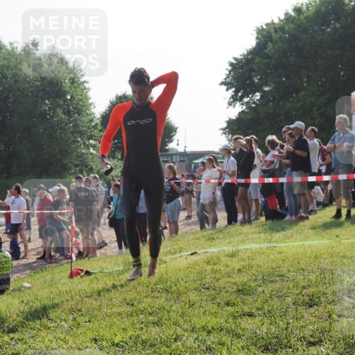 15.06.2025 - 27. Vierlanden-Triathlon KatJ http://msf.ph/oto/7977027 15.06.2025 08:35:09 Schwimmen 12, 43, 54, 64, 80, 159, 186 meine-sportfotos.de