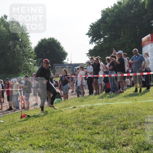 15.06.2025 - 27. Vierlanden-Triathlon KatJ http://msf.ph/oto/7977039 15.06.2025 08:35:12 Schwimmen 12, 43, 54, 64 meine-sportfotos.de