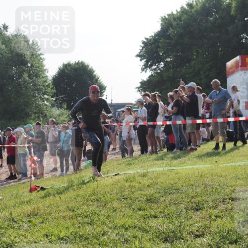 15.06.2025 - 27. Vierlanden-Triathlon KatJ http://msf.ph/oto/7977052 15.06.2025 08:35:13 Schwimmen 12, 54, 64 meine-sportfotos.de