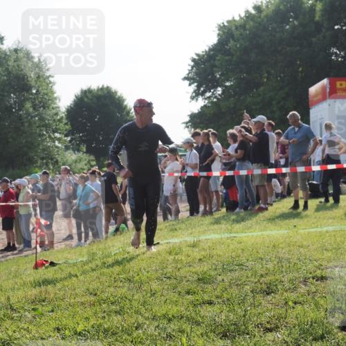 15.06.2025 - 27. Vierlanden-Triathlon KatJ http://msf.ph/oto/7977056 15.06.2025 08:35:13 Schwimmen 12, 54, 64 meine-sportfotos.de