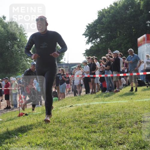 15.06.2025 - 27. Vierlanden-Triathlon KatJ http://msf.ph/oto/7977077 15.06.2025 08:35:15 Schwimmen 12, 54, 64 meine-sportfotos.de