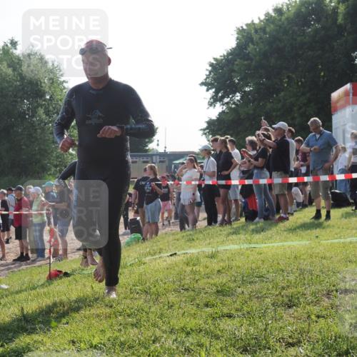 15.06.2025 - 27. Vierlanden-Triathlon KatJ http://msf.ph/oto/7977080 15.06.2025 08:35:15 Schwimmen 12, 54, 64 meine-sportfotos.de