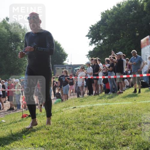 15.06.2025 - 27. Vierlanden-Triathlon KatJ http://msf.ph/oto/7977082 15.06.2025 08:35:15 Schwimmen 12, 54, 64 meine-sportfotos.de