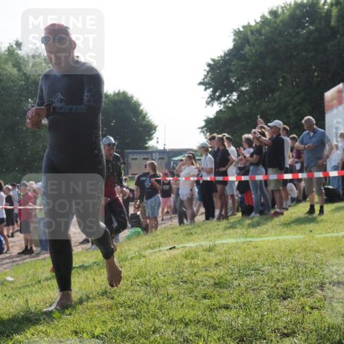 15.06.2025 - 27. Vierlanden-Triathlon KatJ http://msf.ph/oto/7977086 15.06.2025 08:35:15 Schwimmen 12, 54, 64 meine-sportfotos.de
